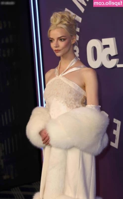 Anya Taylor-Joy [ anya-taylor-joy ] - Big booty for you! 🍑🍑🍑