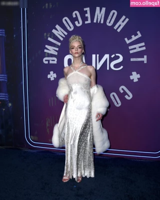 Anya Taylor-Joy [ anya-taylor-joy ] - Banded leg workout⚡️ You will be shocked on how these exercises