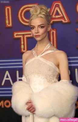 Anya Taylor-Joy [ anya-taylor-joy ] - Hello my lovelies   Everyone check your DMS     More content coming