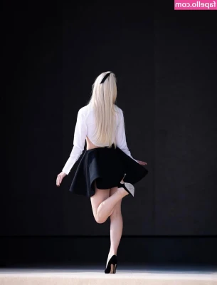 Anya Taylor-Joy [ anya-taylor-joy ] - just a little cleaning night wiggle break 🖤✨  no, im not