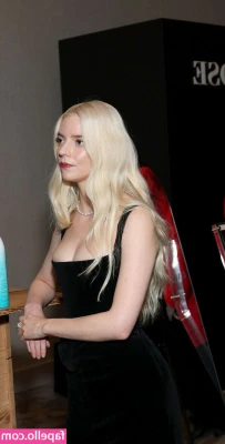 Anya Taylor-Joy [ anya-taylor-joy ] - Hey guys, wanna take a ride with me?😋