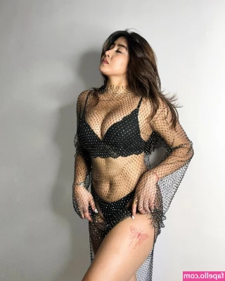 Sofia Ansari [ sofia-ansari ] - Feet in Japan