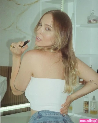 Tata Estaniecki [ tata-estaniecki ] - Swipe --> to see it spread 👅