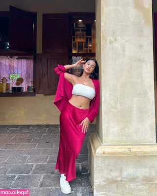 Shubhna Agarwal [ shubhna-agarwal ] - NEW CONTENT coming Friday I booked a hotel 😈😈 you don’t wanna