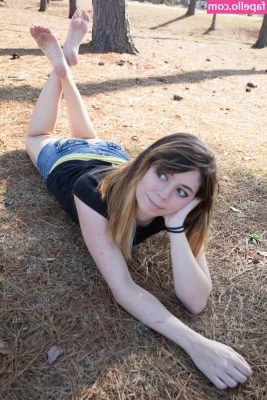 Uncanny Megan [ uncanny-megan-1 ] - Worship these big dry soles  I want you to get em smooth  amp  wet