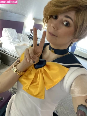 Uncanny Megan [ uncanny-megan-1 ] - I bet you wanna be in between my butt chicks 😜