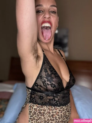 emprexkala - She climaxes with her fingers fiercely teasing her clitoris.