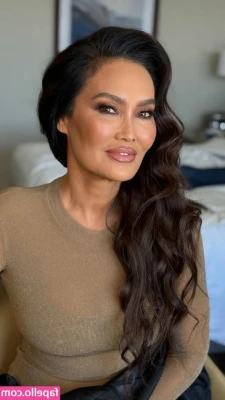 Tia Carrere [ tia-carrere ] - reading a book hiii