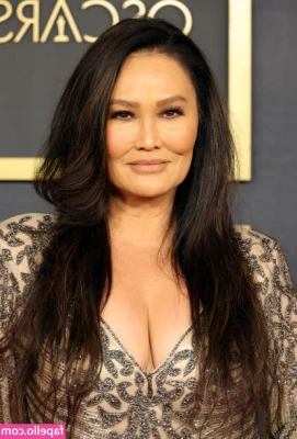 Tia Carrere [ tia-carrere ] - Sniff bitch
