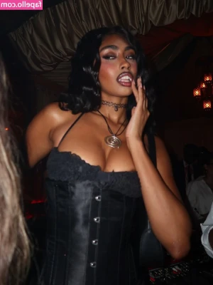 Jasmine Chola [ jasmine-chola ] - Mmmm buenos dias mis hermosos😈😘😘😘