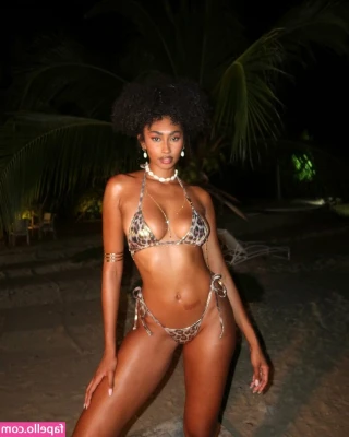 Jasmine Chola [ jasmine-chola ] - Lil beach pic😏