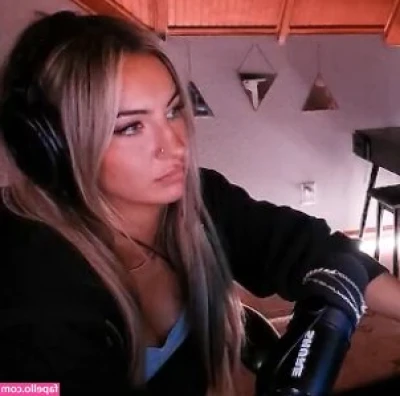 Honeyxxo - 🍑Waiting for 🍆 Wanna see me? DM📩 🍑Esperando 🍆 Quieres