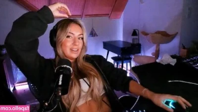 Honeyxxo - This bra has to come offf!! Ugh it’s the best feeling in the world