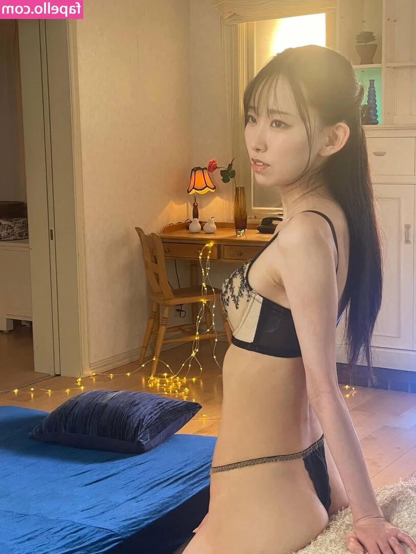 Ririka Tsukishiro [ ririka-tsukishiro ] - Heres a video of me drinking coke and burping a lot🐷🥴  Also do