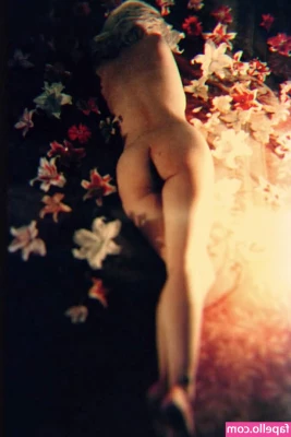 Courtney Love [ courtney-love ] - No need to wear many clothes when cleaning the bathroom and kitchen part 1