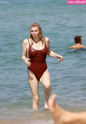 Courtney Love [ courtney-love ] - It ain t gonna lick itself