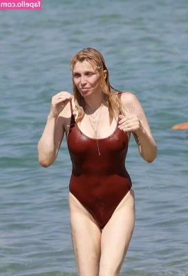 Courtney Love [ courtney-love ] - 𝚝𝚑𝚒𝚜  ᶜᴸᴬᴾ  𝚝𝚑𝚘𝚞𝚐𝚑  