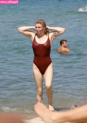 Courtney Love [ courtney-love ] - February 2023 - A plate of pastries after dinner. Even when I’m