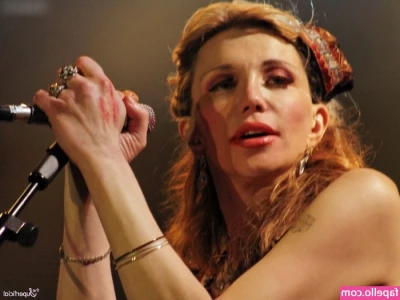 Courtney Love [ courtney-love ] - hoy quiero llenar mi pirfil de un poco de baile para tiii  escribeme