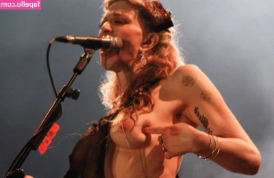 Courtney Love [ courtney-love ] - Wake up with me?