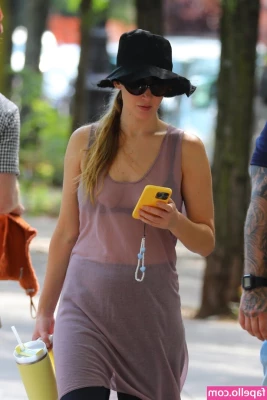 Jennifer Lawrence [ jennifer-lawrence ] - On the way