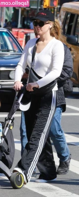 Jennifer Lawrence [ jennifer-lawrence ] - Would you like to see my finger inside? I like to play with my hole