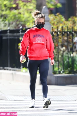 Jennifer Lawrence [ jennifer-lawrence ] - It s hump day  Tell me how you d handle this big ass