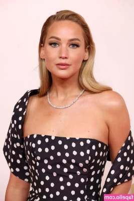 Jennifer Lawrence [ jennifer-lawrence ] - Gardening Fun  19 46min    16   I went out to do some gardening and