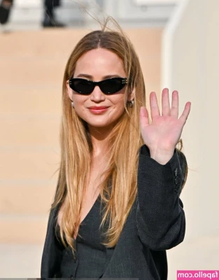 Jennifer Lawrence [ jennifer-lawrence ] - She climaxes with simultaneous three-point masturbation of nipples