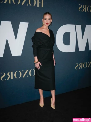Jennifer Lawrence [ jennifer-lawrence ] - Sitting on my tub  waiting to be fucked in my jacuzzi  There is room