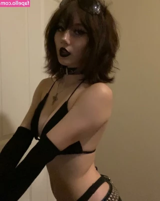 Trinity Manaj [ trinity-manaj ] - My lips always wanna steal the show