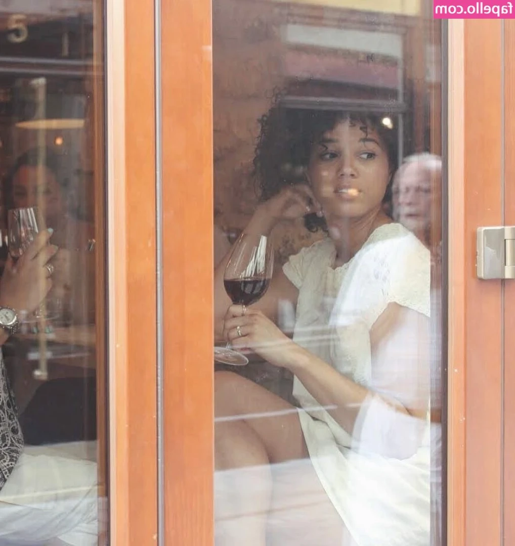 Alisha Wainwright [ alisha-wainwright ] - vintage moment
