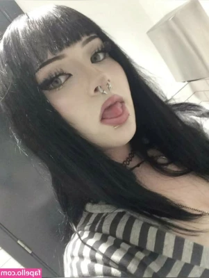 lexloia - gorgeous and damn attractive! do you want to offer me something today?