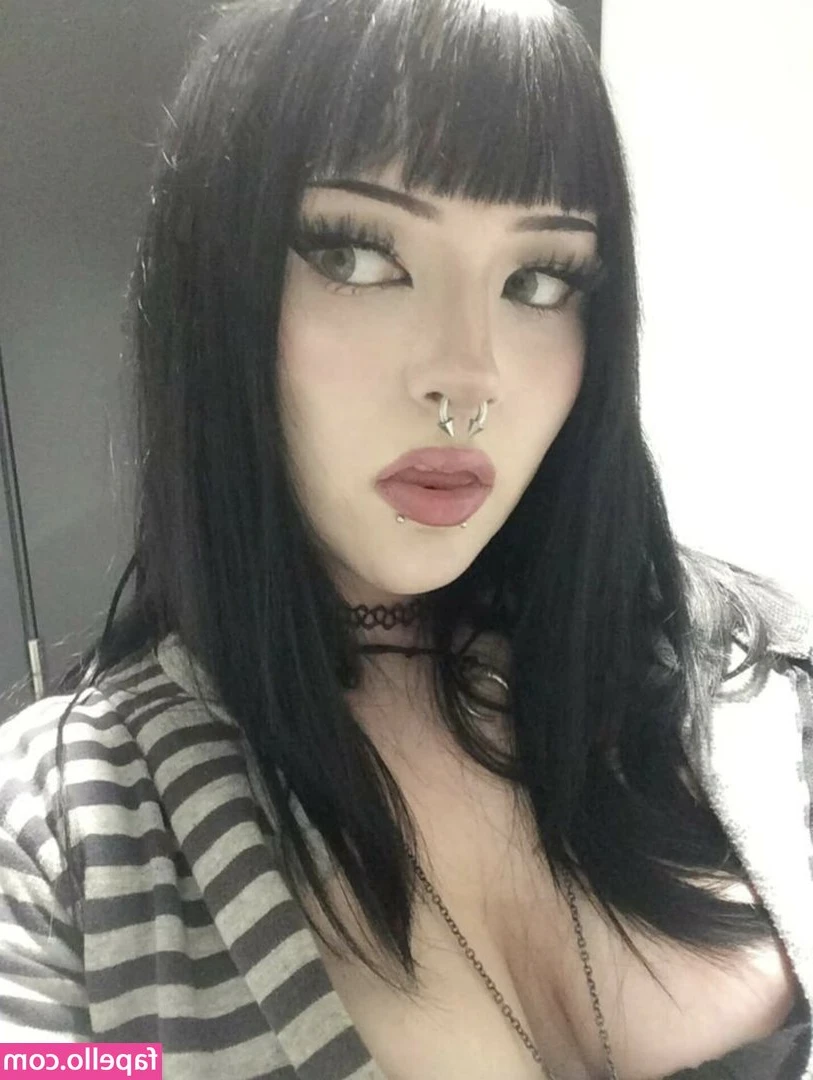 lexloia - your local waifu 🍒❤️‍🩹