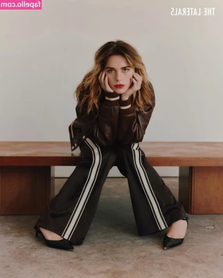 Kiernan Shipka [ kiernan-shipka ] - Look at my form and how my boobs sit  Definitely gotta get more
