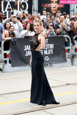 Kiernan Shipka [ kiernan-shipka ] - Peek a boo