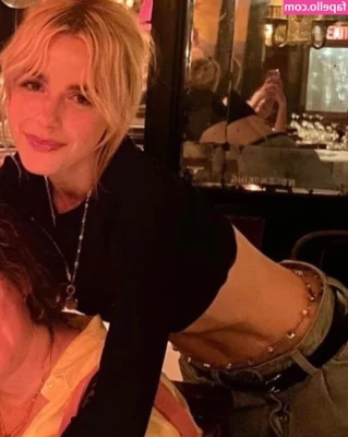 Kiernan Shipka [ kiernan-shipka ] - Lil sneak peak at the strip