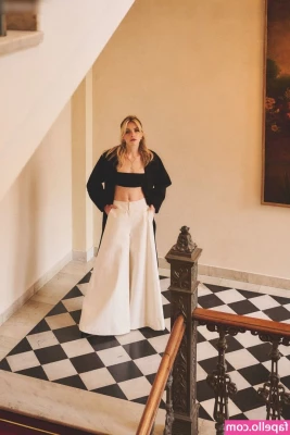 Kiernan Shipka [ kiernan-shipka ] - Así empinadita    Déjame un tip si quieres ver más fotos así