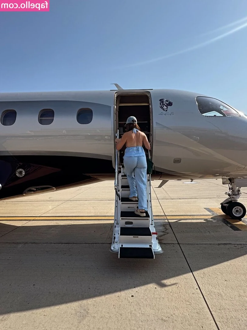 Elle Mulvaney [ elle-mulvaney ] - I would go check your messages if I were you 😈😜