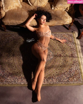 Stacy Bloom [ stacy-bloom ] - Am I your type