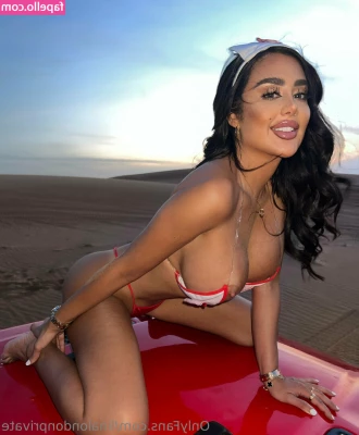 Lina London [ lina-london ] - Mrs. Claus shares her cookie with you 💋 sent ppv nudes in the DMs!