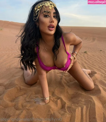 Lina London [ lina-london ] - If you can make through all the posing  there s a tittie flash at the