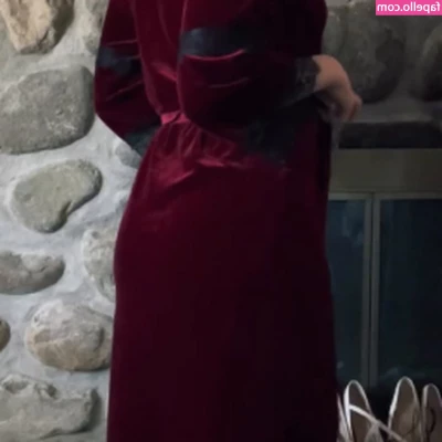 Miss Red Kisses [ miss-red-kisses ] - do you want a movie  Bare tits  sticking out asshole