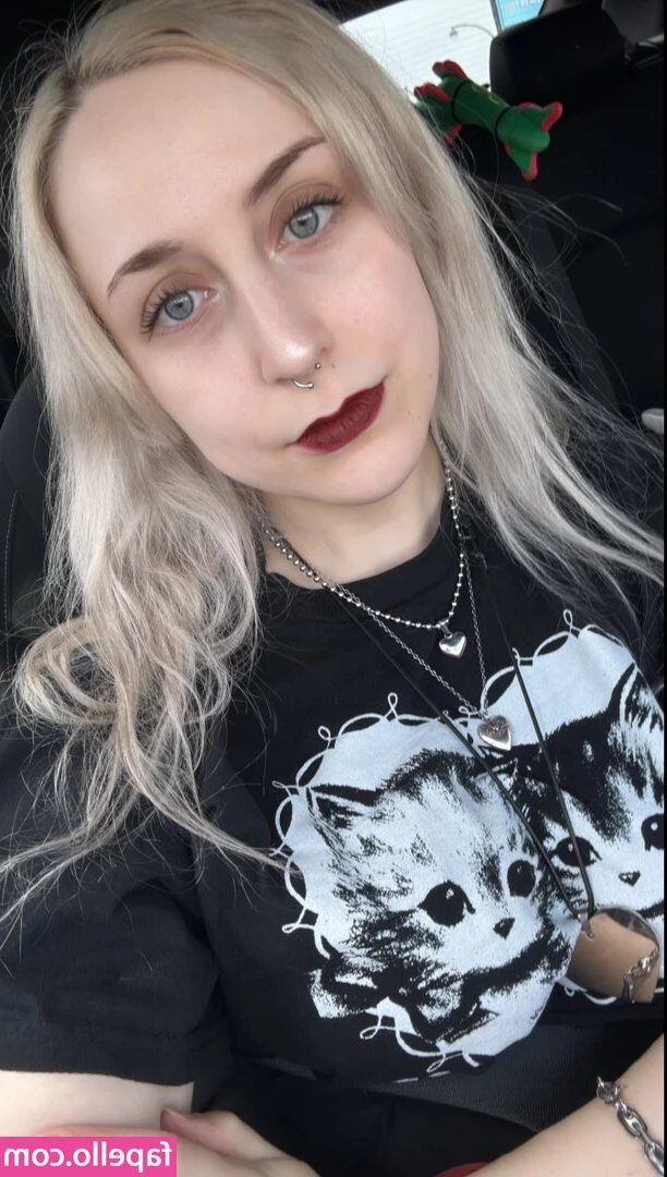 Maddie Reznor [ maddie-reznor-1 ] - Are you looking my ass baby