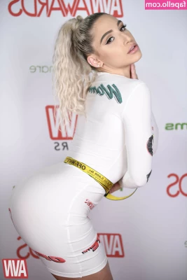 Abella Danger [ abella-danger ] - Te sientas un rato o que