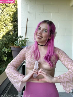 FitChickRae - My boobs look cute today so now you have to look at them sorry