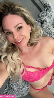 Xxxvanessaxxx - I hope you’re ready for this striptease… 😍