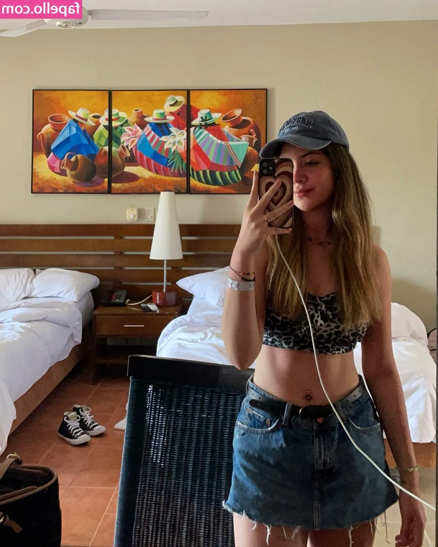 Avril Toro [ avril-toro ] - im back with many new surprises🖤🤍