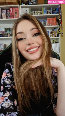 Alli Flanagan [ alli-flanagan ] - Cant bend my knee but I can still spread wide for u daddy 😈
