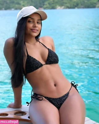 Gleici Damasceno [ gleici-damasceno ] - So who would consider actually helping me get a pole to put up for